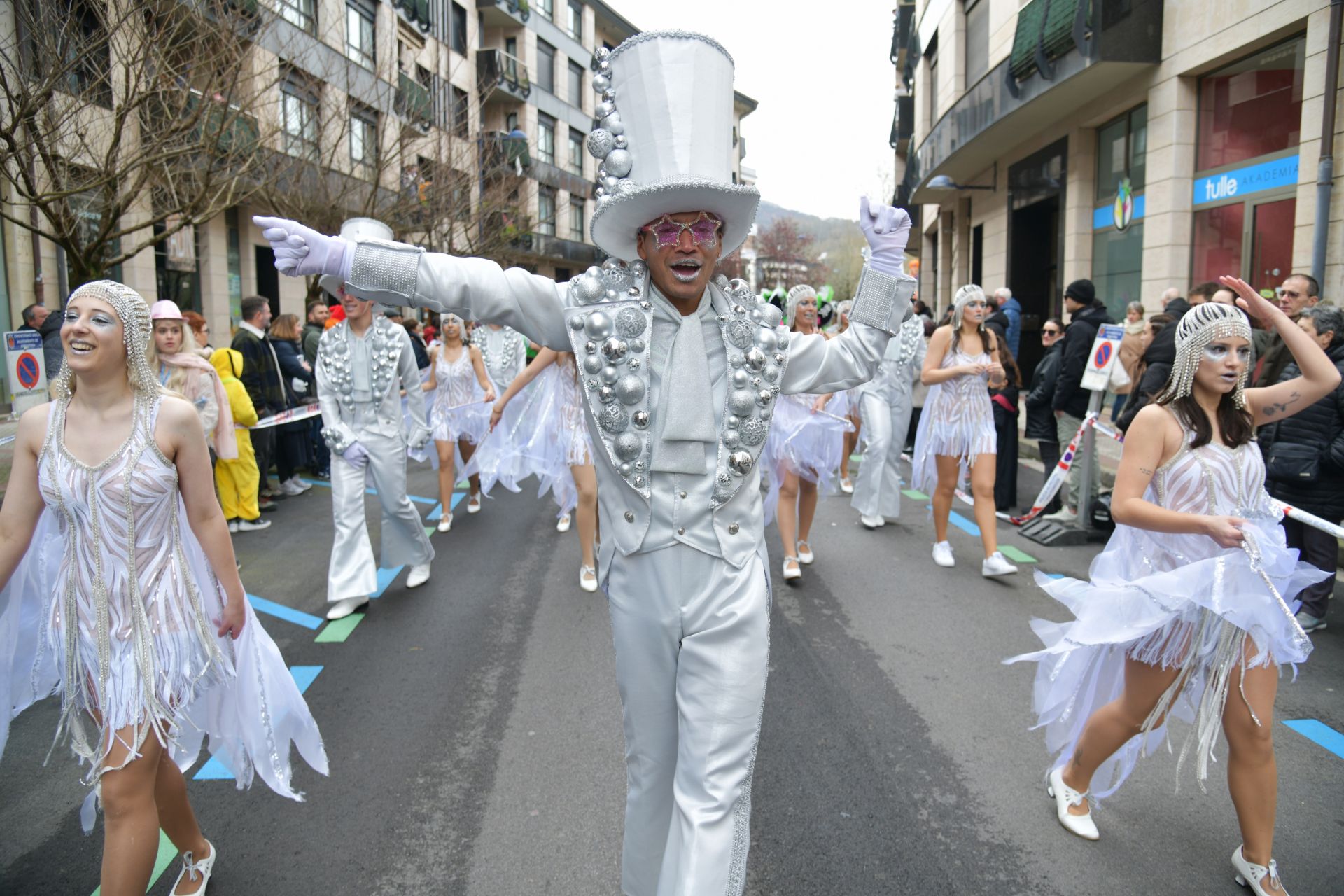 El colorido desfile de comparsas en Errenteria