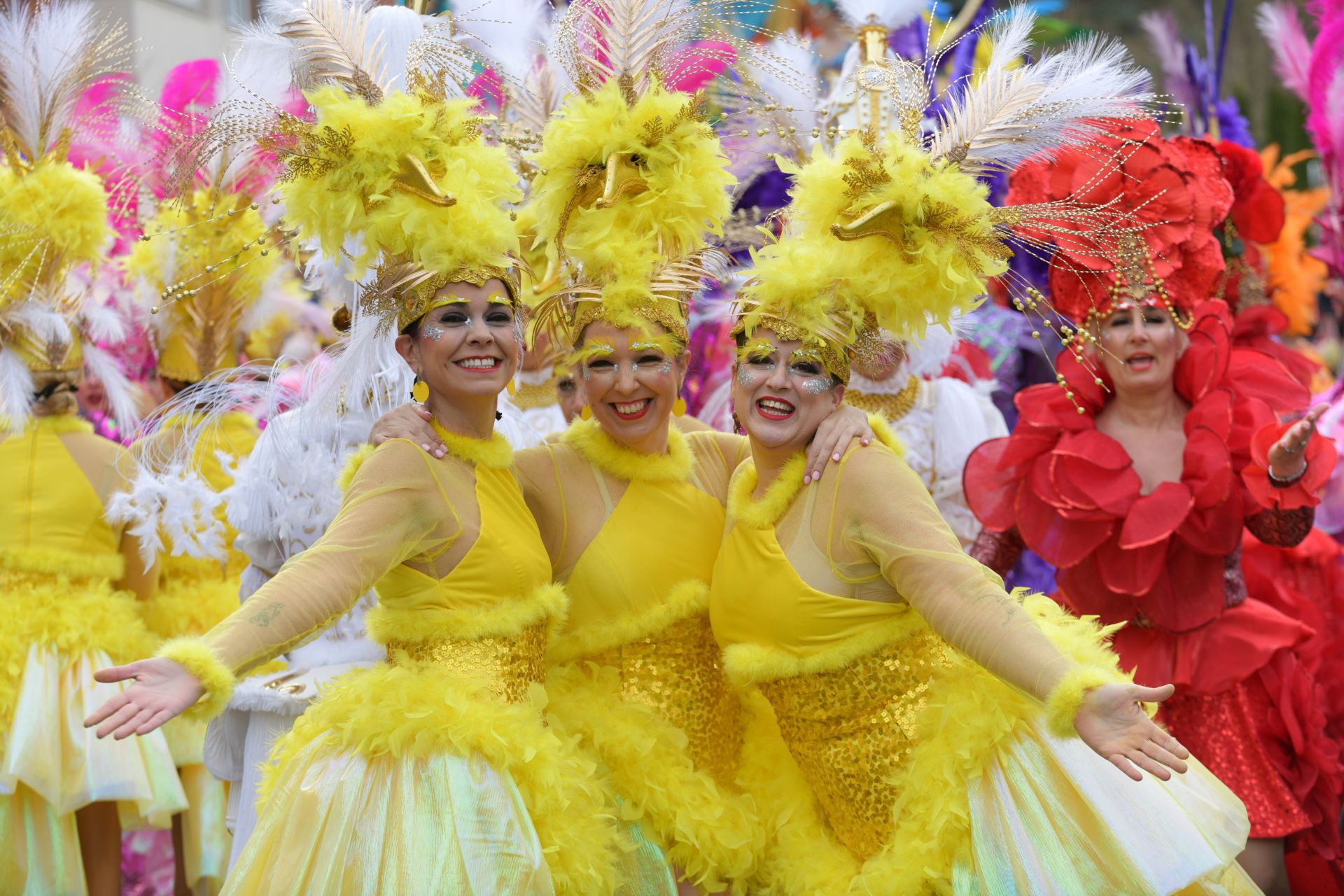 El colorido desfile de comparsas en Errenteria