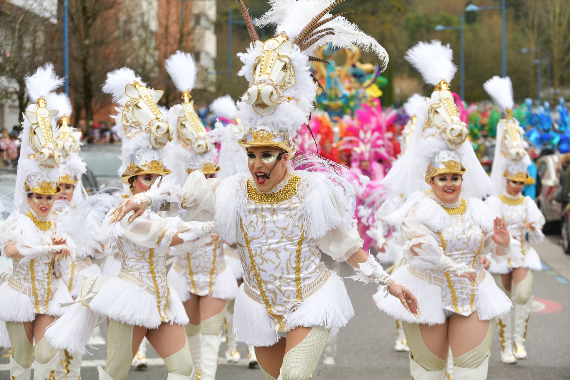 El colorido desfile de comparsas en Errenteria