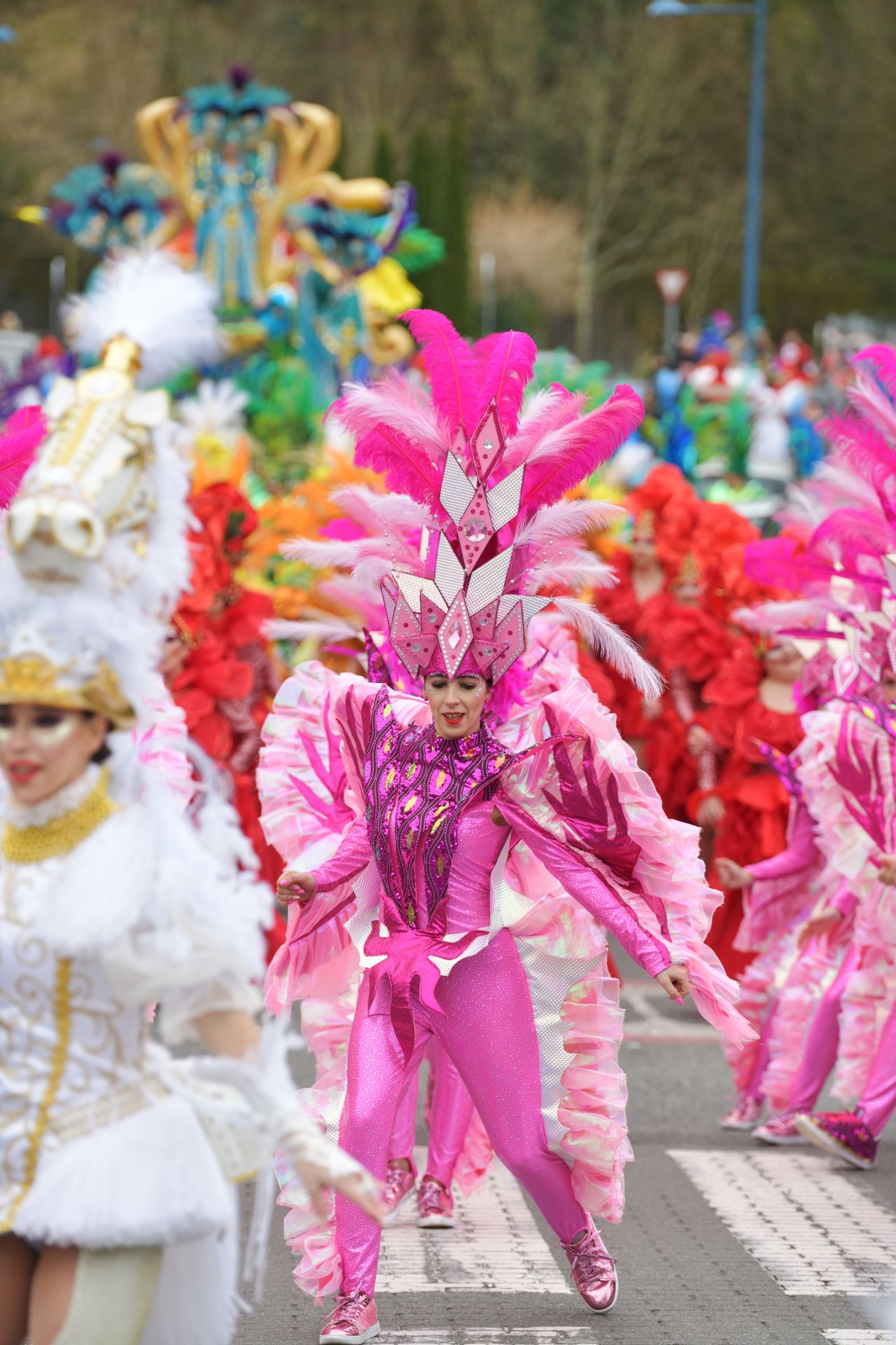 El colorido desfile de comparsas en Errenteria