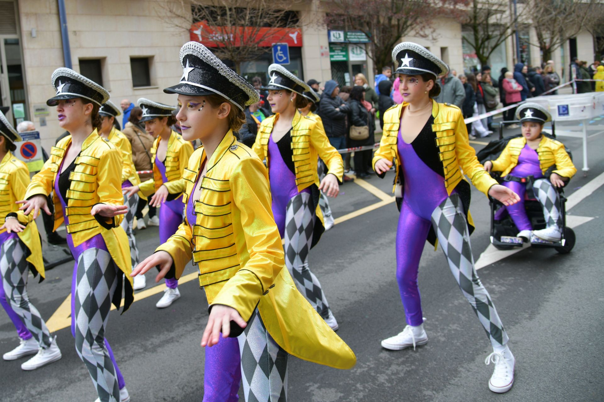 El colorido desfile de comparsas en Errenteria