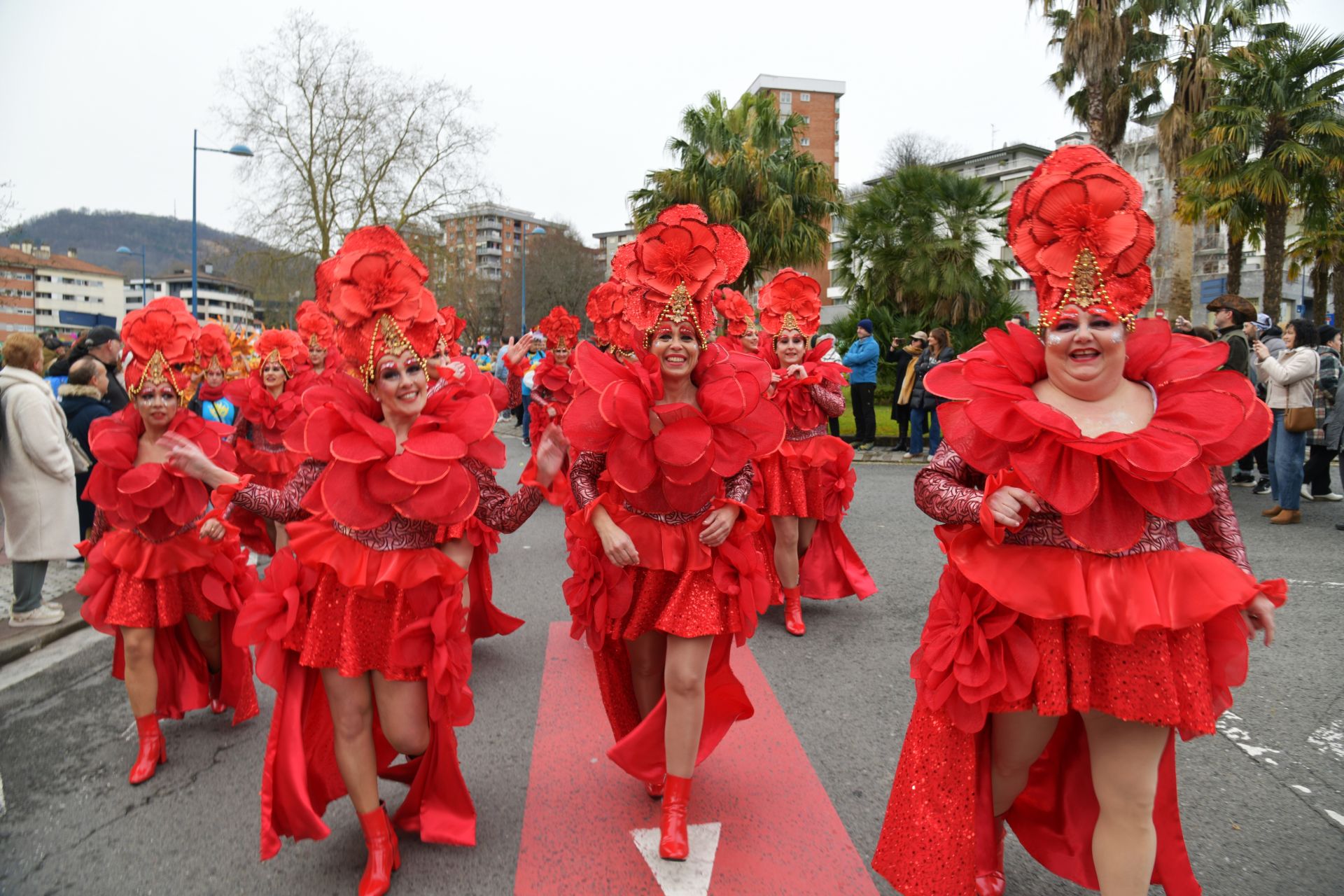 El colorido desfile de comparsas en Errenteria