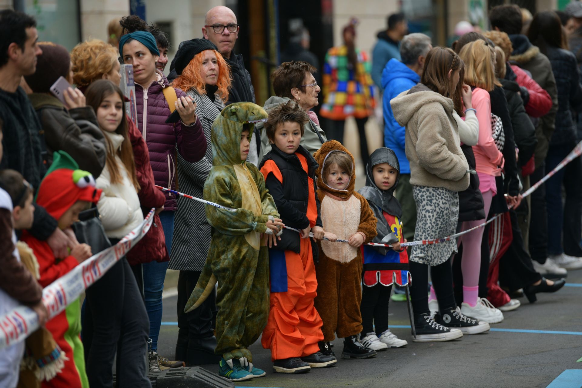 El colorido desfile de comparsas en Errenteria