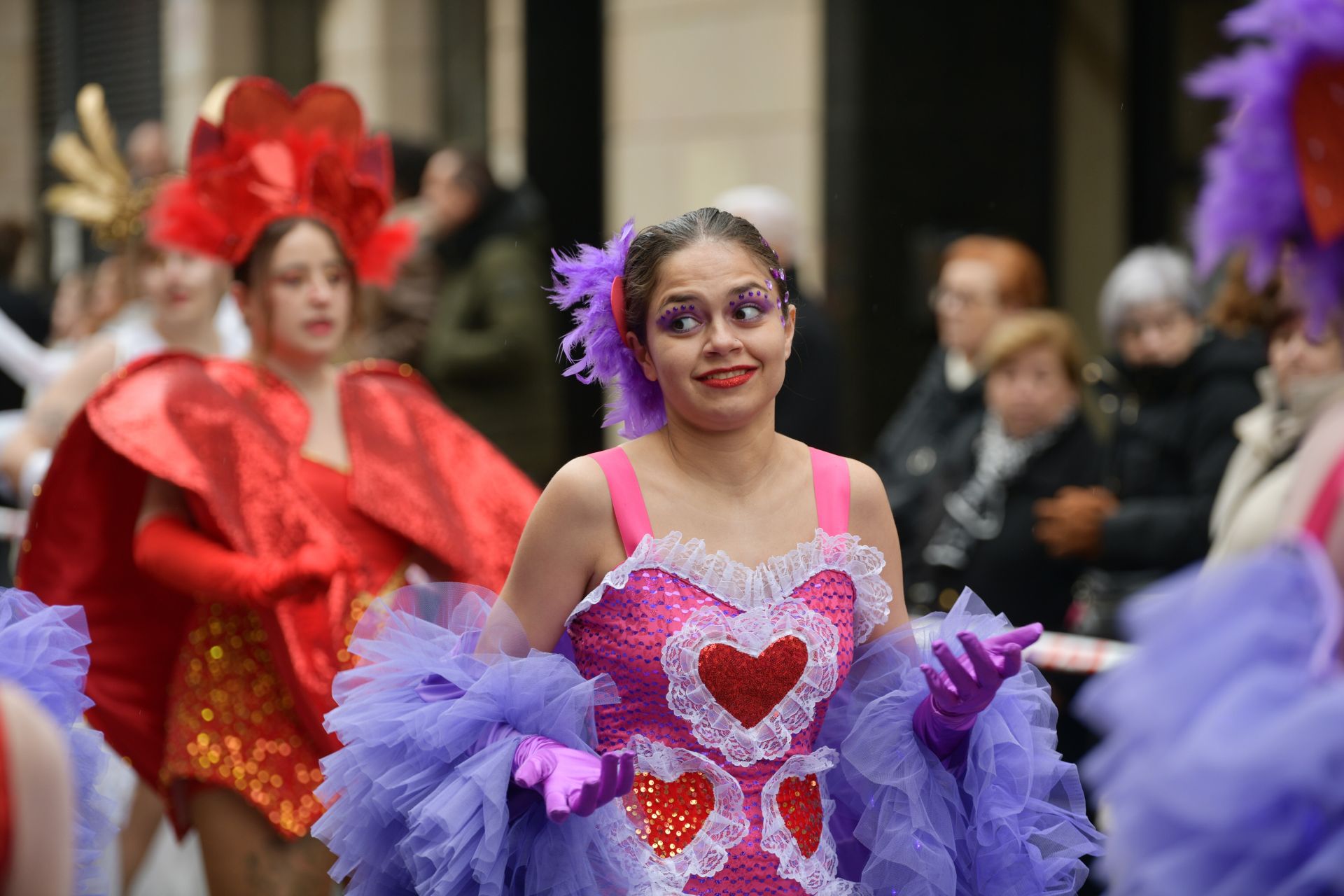 El colorido desfile de comparsas en Errenteria