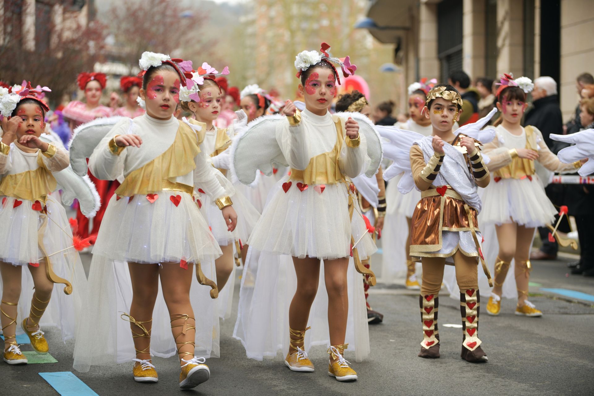 El colorido desfile de comparsas en Errenteria