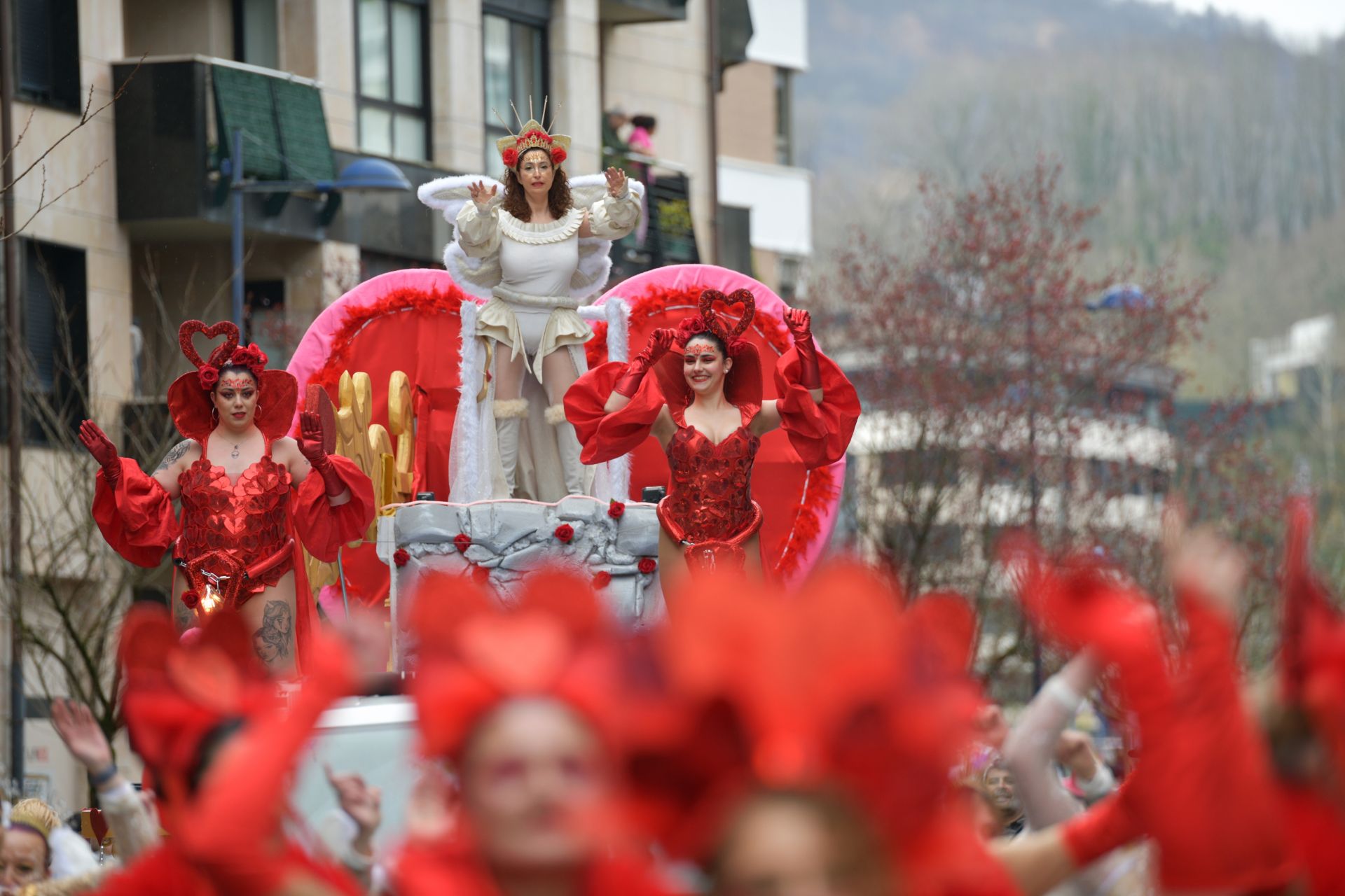 El colorido desfile de comparsas en Errenteria