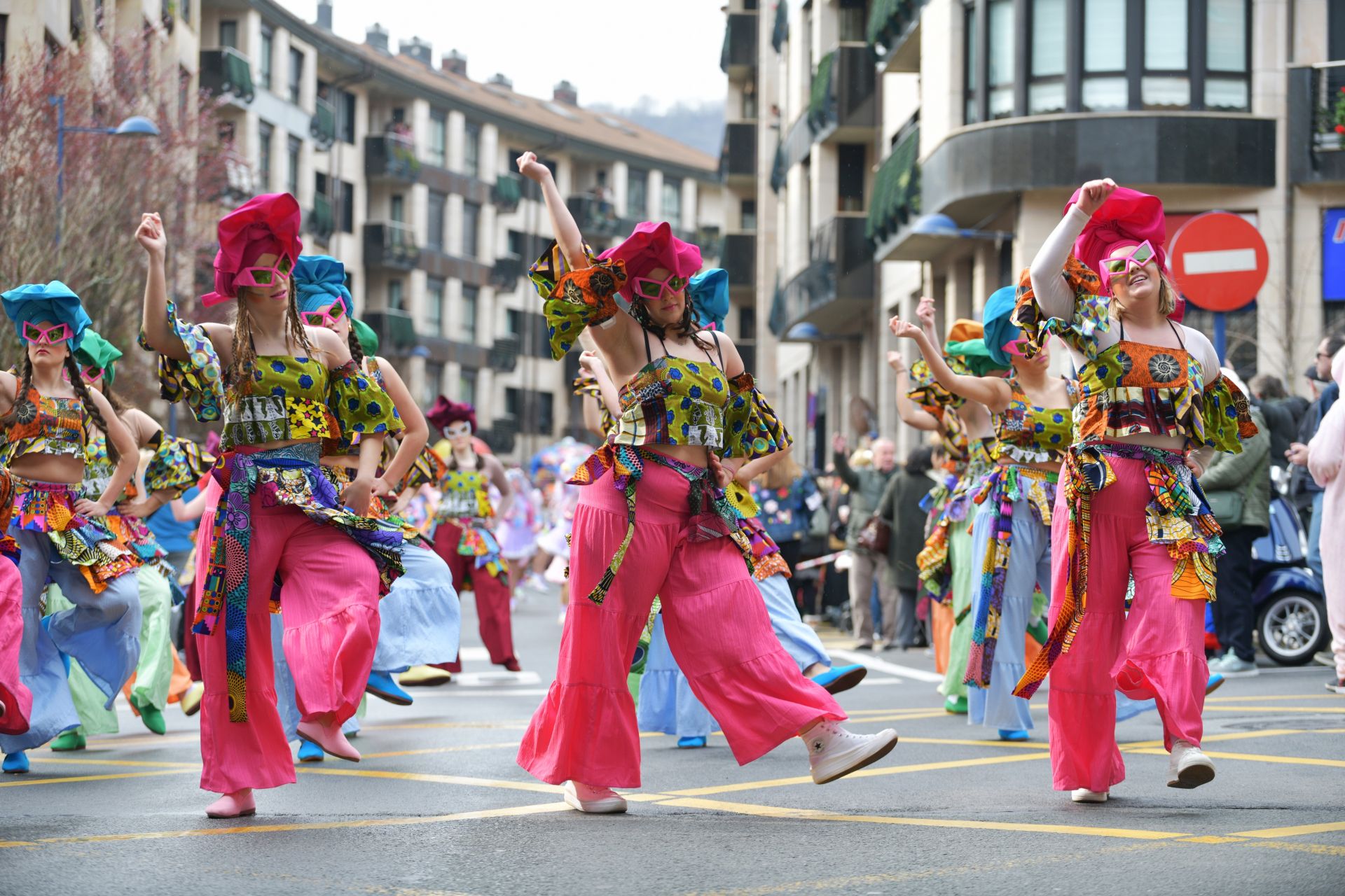 El colorido desfile de comparsas en Errenteria