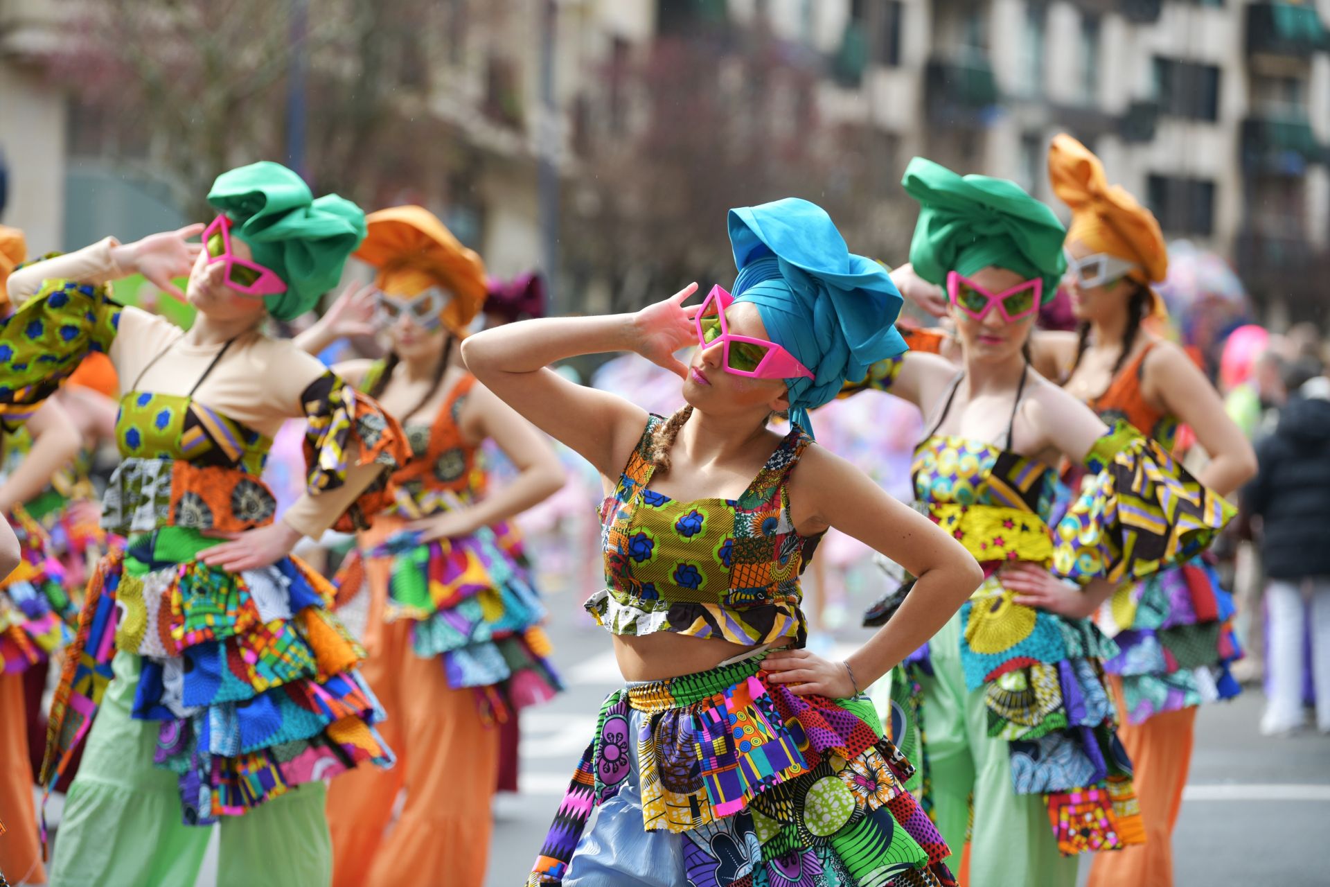 El colorido desfile de comparsas en Errenteria