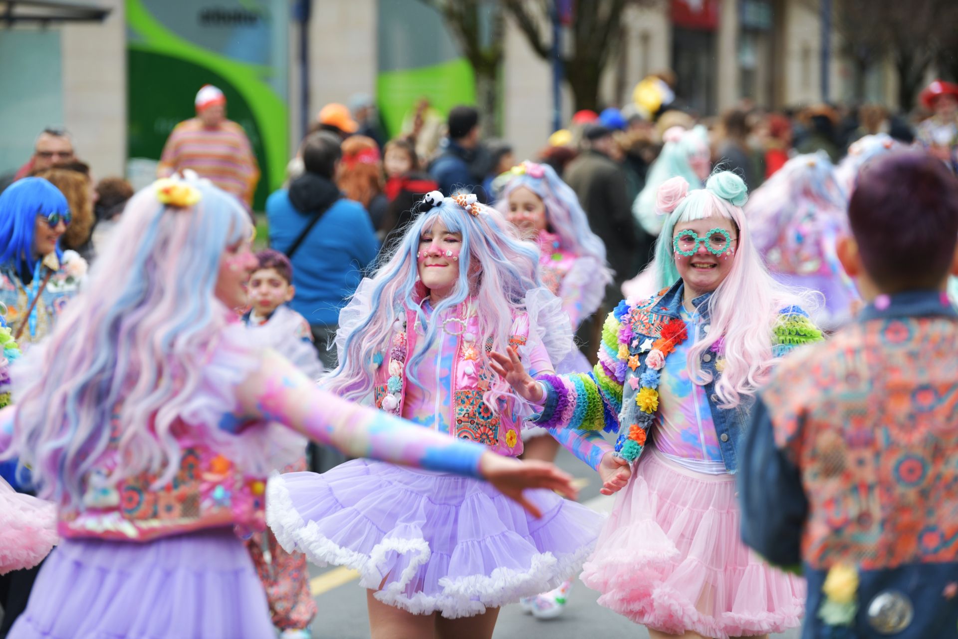El colorido desfile de comparsas en Errenteria
