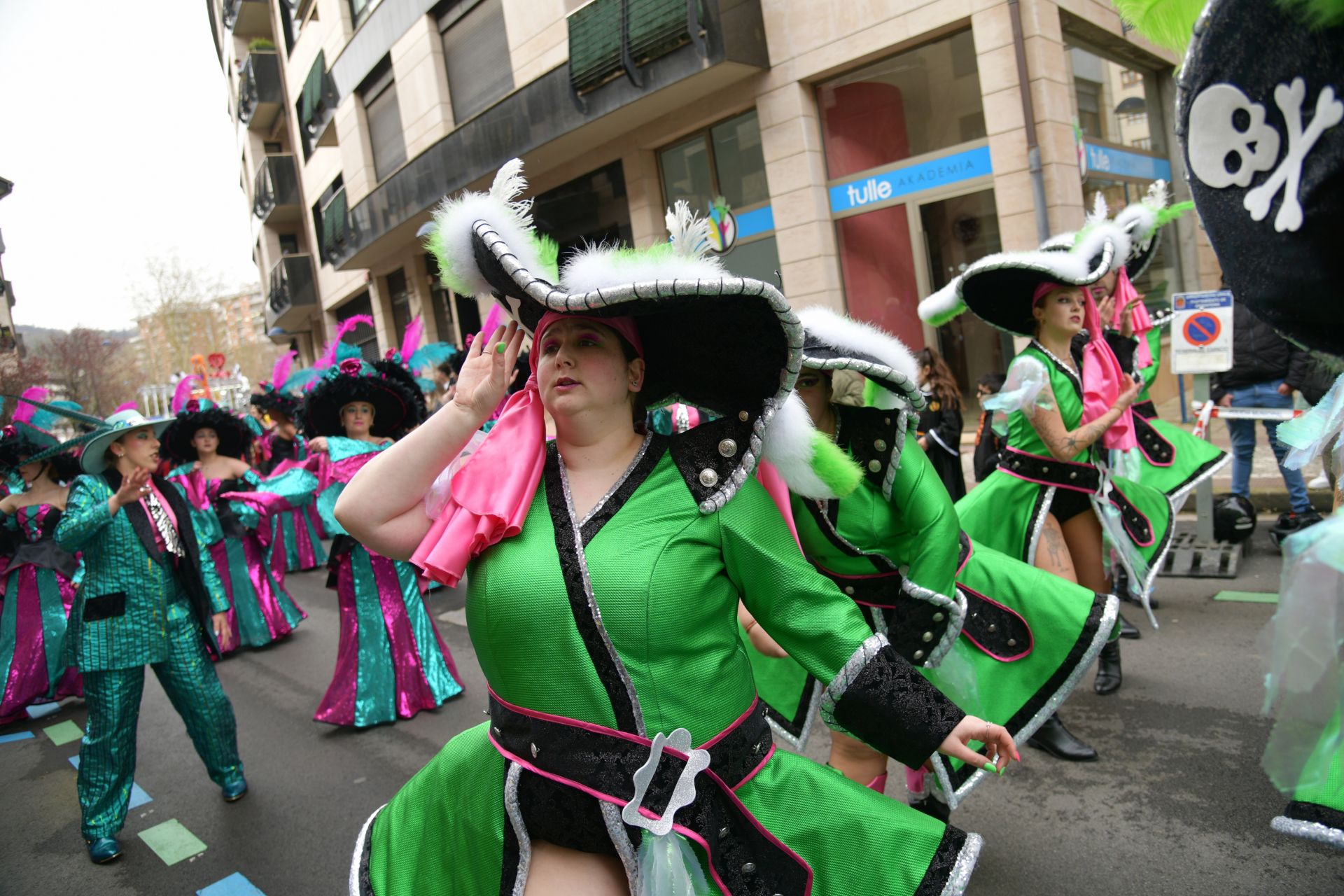 El colorido desfile de comparsas en Errenteria