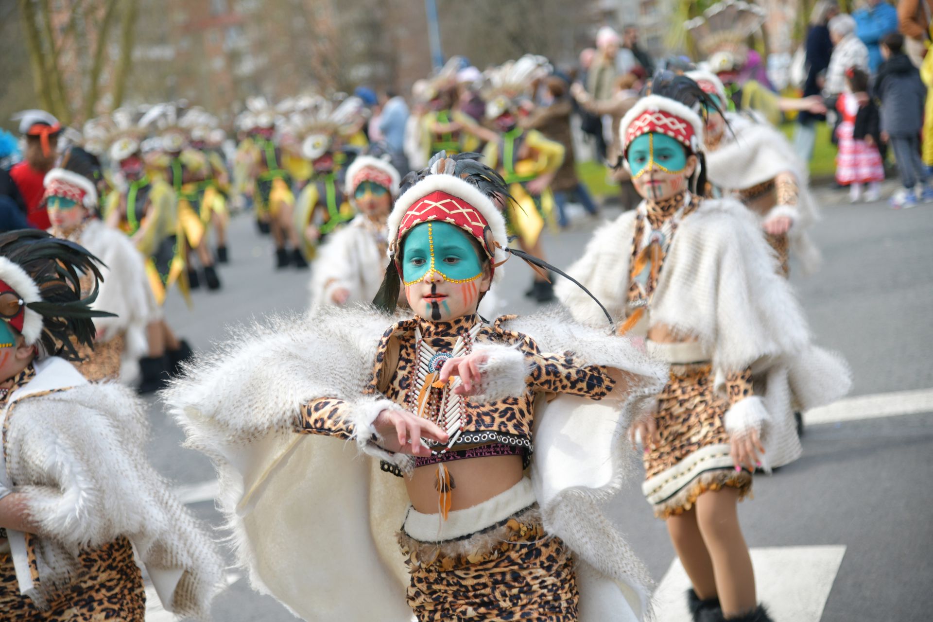 El colorido desfile de comparsas en Errenteria