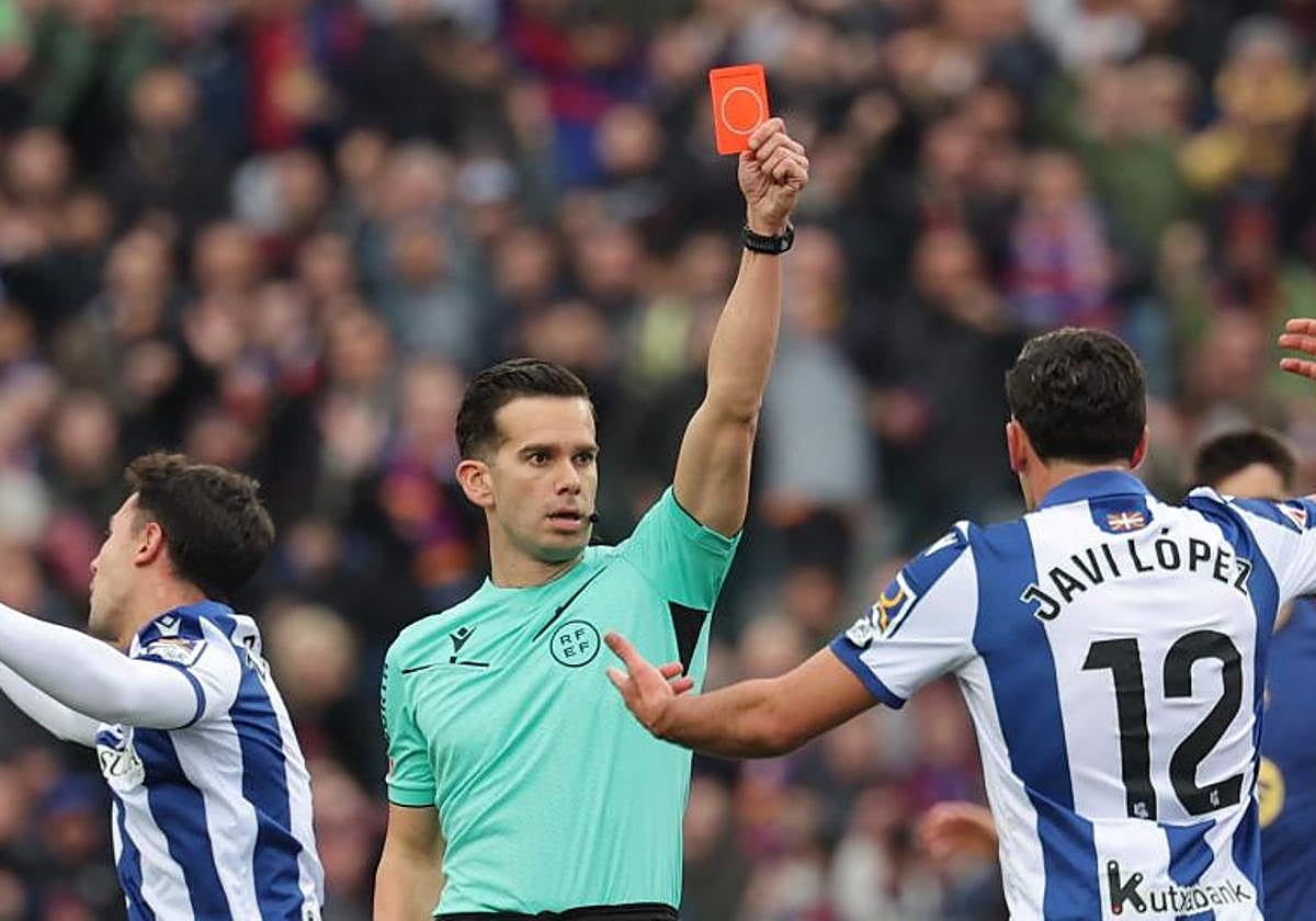 El árbitro del Alejandro Quintero muestra la tarjeta roja a Aritz Elustondo.