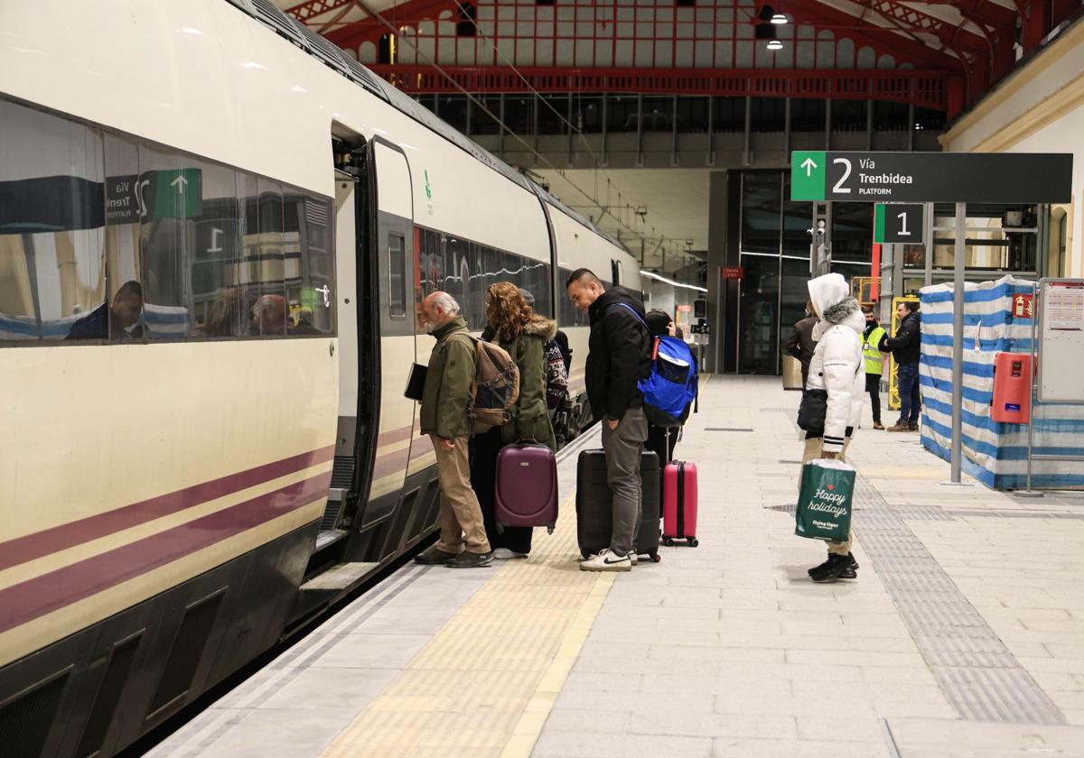 Pasajeros entrando al tren en la estación de Donostia.