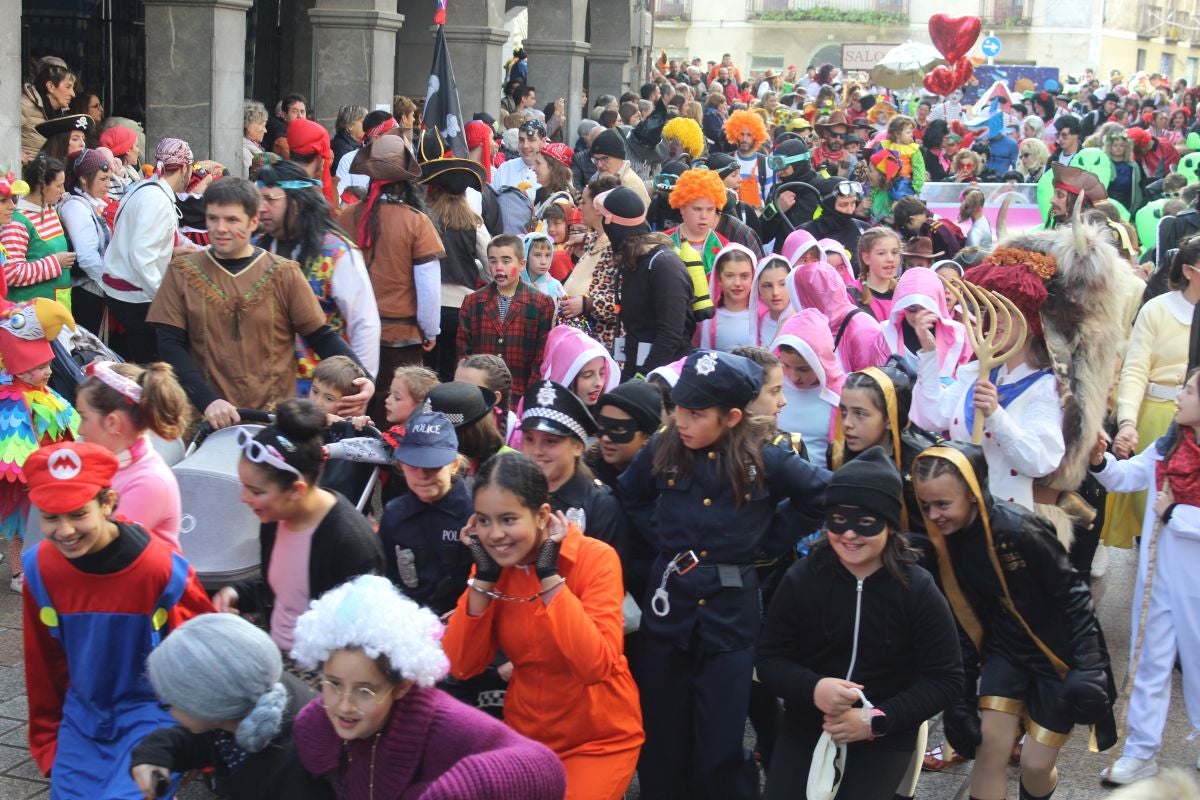 El carnaval tiñe de colores el desfile infantil