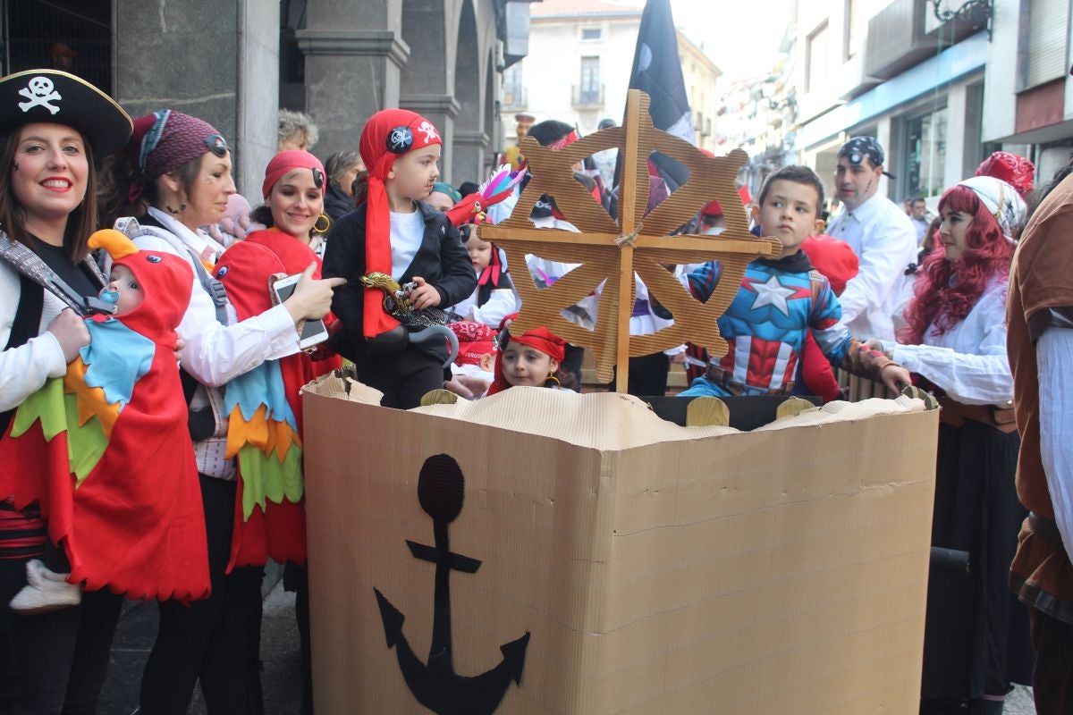 El carnaval tiñe de colores el desfile infantil