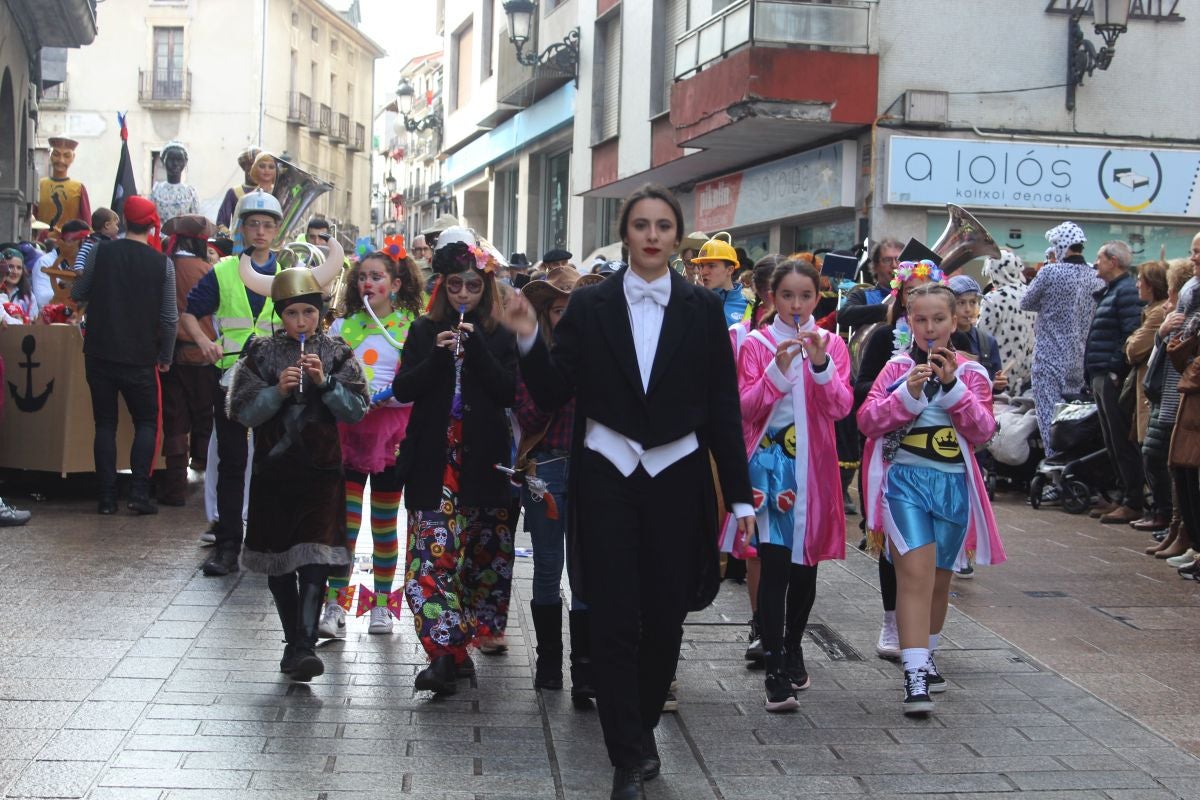 El carnaval tiñe de colores el desfile infantil
