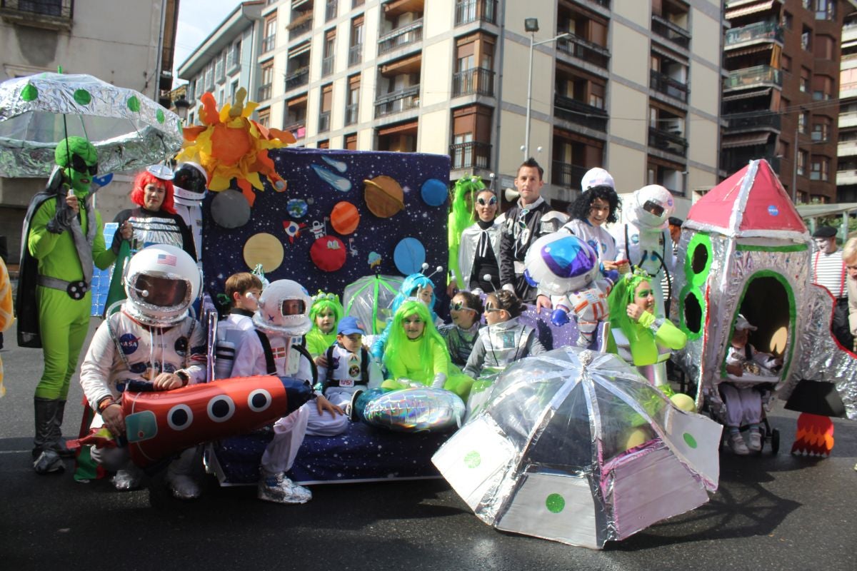 El carnaval tiñe de colores el desfile infantil