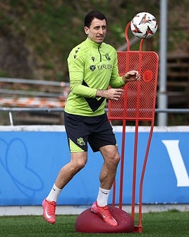 Mikel Oyarzabal se entrena con normalidad en la sesión de este lunes en Zubieta