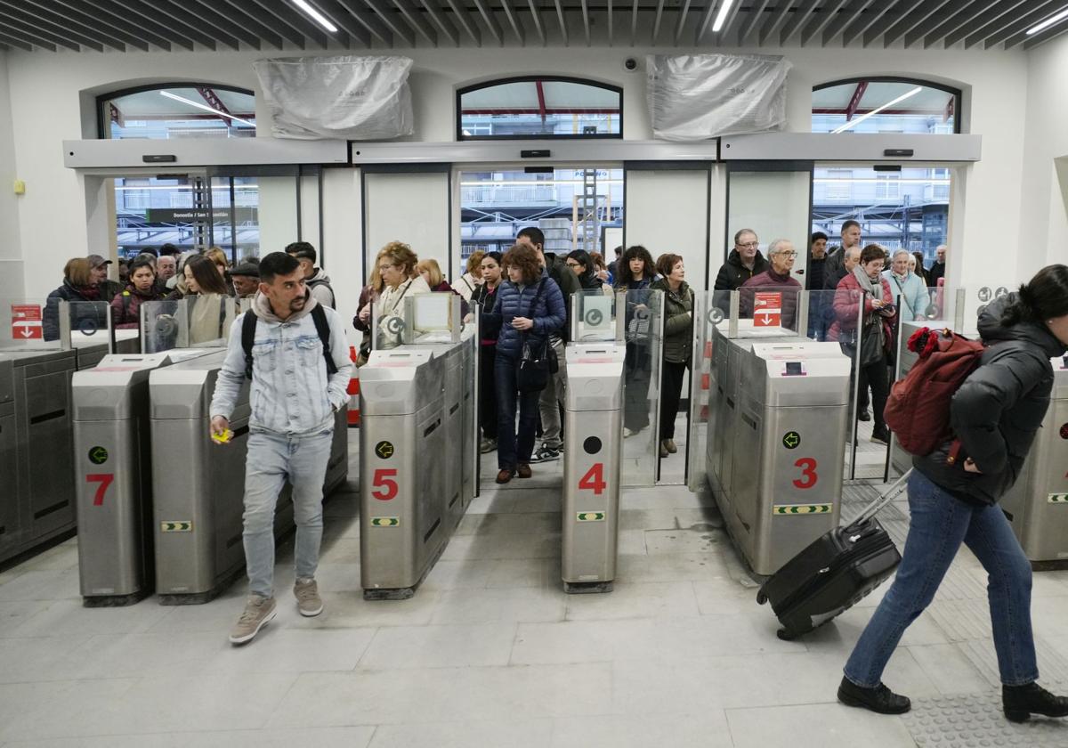 Usuarios de Renfe lamentan la masificación de los trenes por los carnavales de Tolosa: «No podíamos volver a casa»