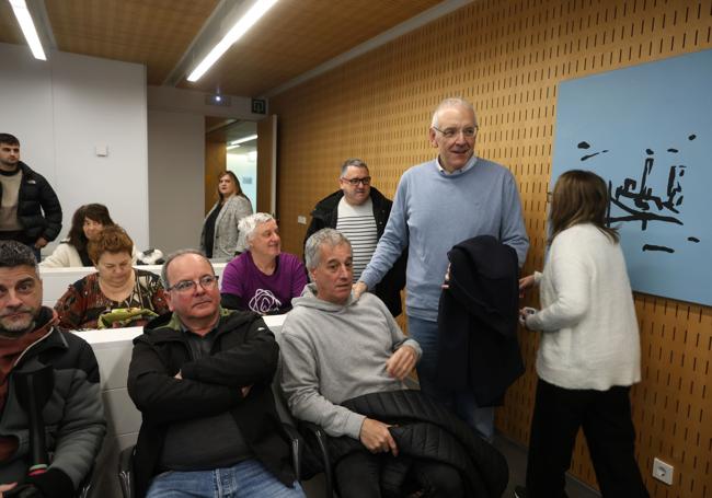 Los trabajadores de Balenciaga han estado acompañados por el alcalde de Zumaia, Iñaki Ostolaza, en su comparecencia en Juntas.