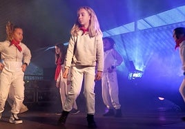 Azeri dantza de los jóvenes de ayer, además de txaranga en el Casco, concierto de Gari en Atsegindegi y menores actuando.