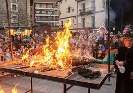 Los miembros de la comparsa Frenetik fueron los encargados de organizar el último acto carnavalero como es la quema de la sardina en Okendo plaza.