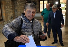 Una vecina de Igeldo deposita su voto en la consulta celebrada en abril de 2024.