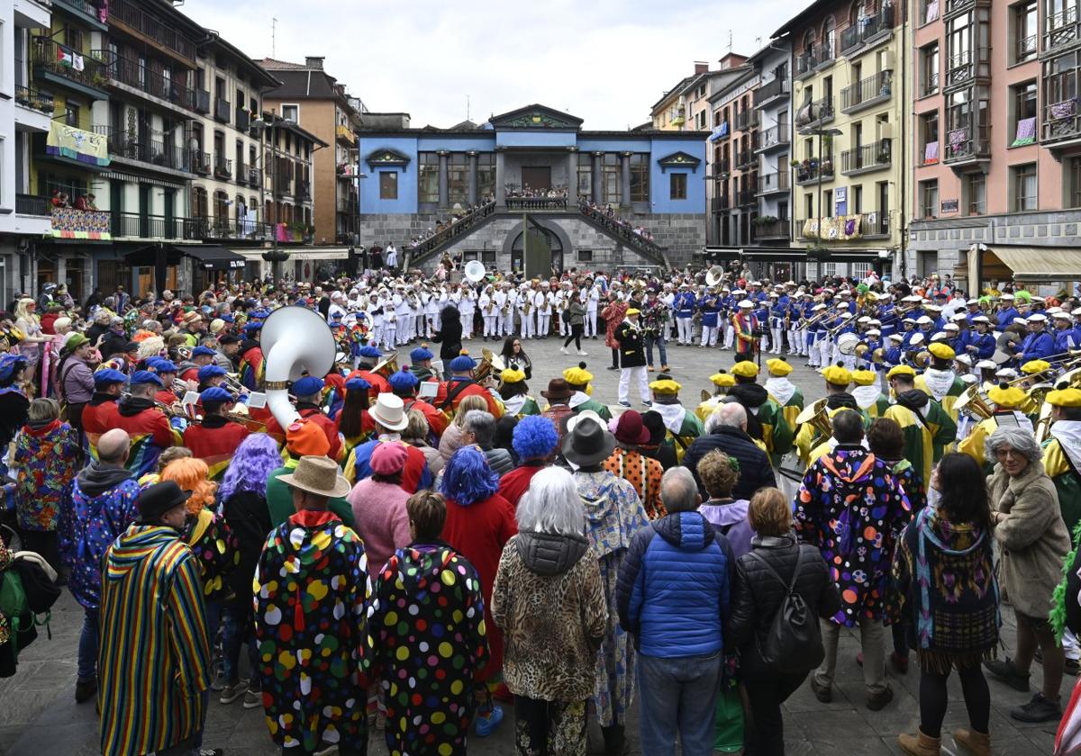 La plaza Nueva, llena en el Alarde de Txarangas con Sukalde, Arco Iris, Txapel Haundi y San Esteban.