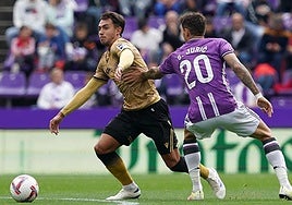 Zubimendi intenta superar a Juric en el partido de la primera vuelta jugado en Pucela que acabó en empate a cero.