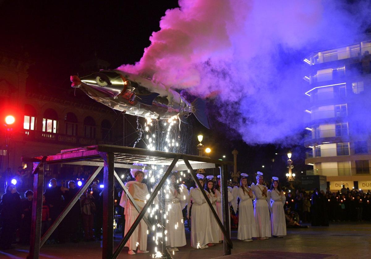Hodei San Buenaventura, Dios Momo del Carnaval donostiarra, ha sido el encargado de quemar la sardina este martes en Alderdi Eder.