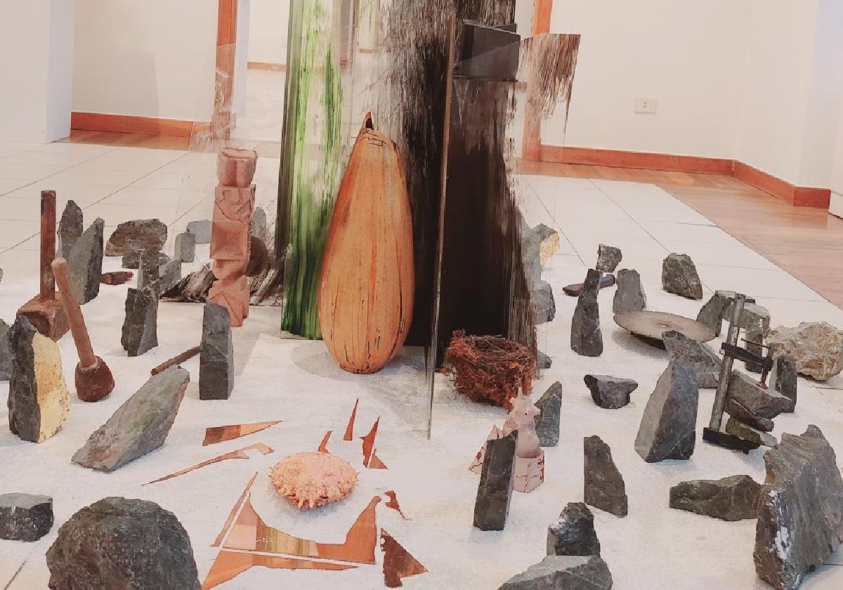 Artista desberdinen lanak daude ikusgai Sanz Enean guztiak ere Koldobika Jauregiren lagunak.