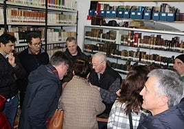 Imagen de una de las visitas realizadas a la biblioteca de los Benedictinos a principios de año.