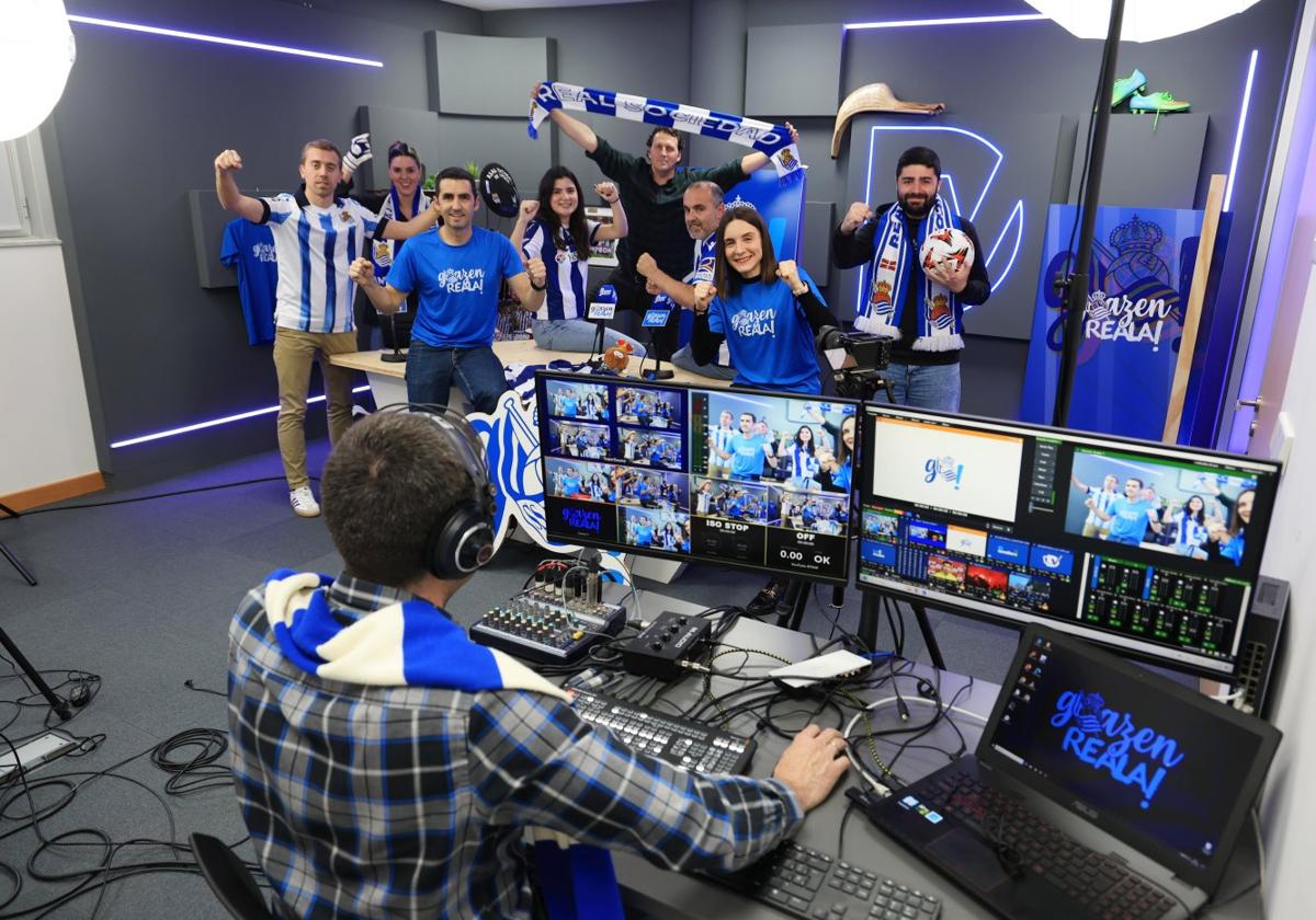 Los periodistas de la sección de Deportes posan en el plató de Goazen Reala!