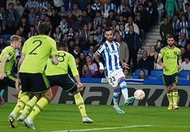 Brais golpea el esférico rodeado de jugadores del United en el último duelo en Anoeta entre la Real y el cuadro inglés