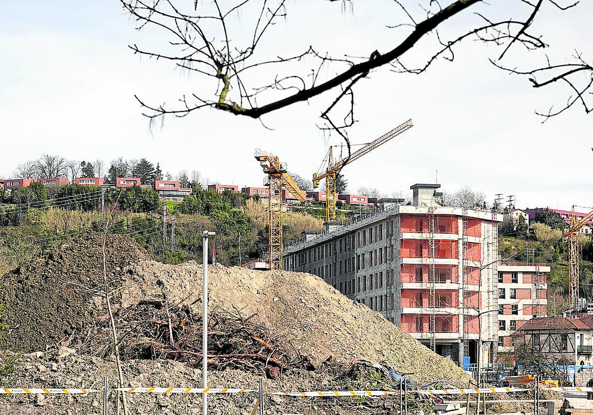 bras en Ciudad Jardín, en el barrio de Loiola de San Sebastián. En construcción pisos de iniciativa libre, tras los que se levantarán en la misma zona más de 100 VPO.