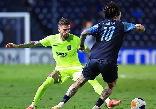 Samu Castillejo disputa un balón en el duelo de este martes con el Johor.