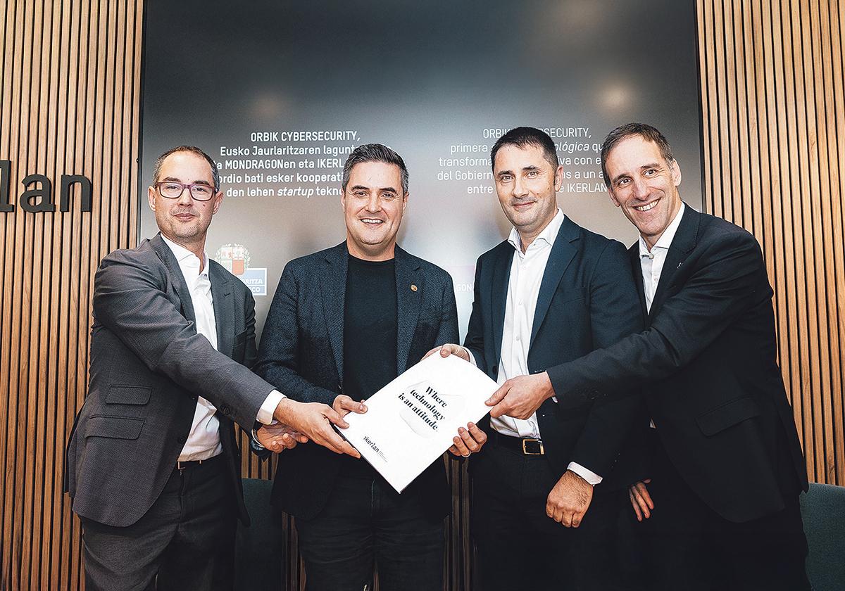 Salvador Trujillo, director de Orbik; Mikel Jauregi, consejero de Industria, Transición Energética y Sostenibilidad del Gobierno Vasco; Ion Etxeberria, director general de Ikerlan; y Pello Rodríguez, presidente de MONDRAGON, tras la firma del acuerdo.