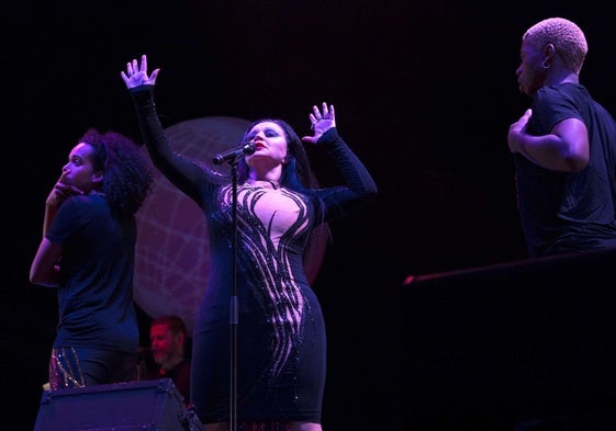 Alaska, durante el concierto que ofreció en Sagüés.