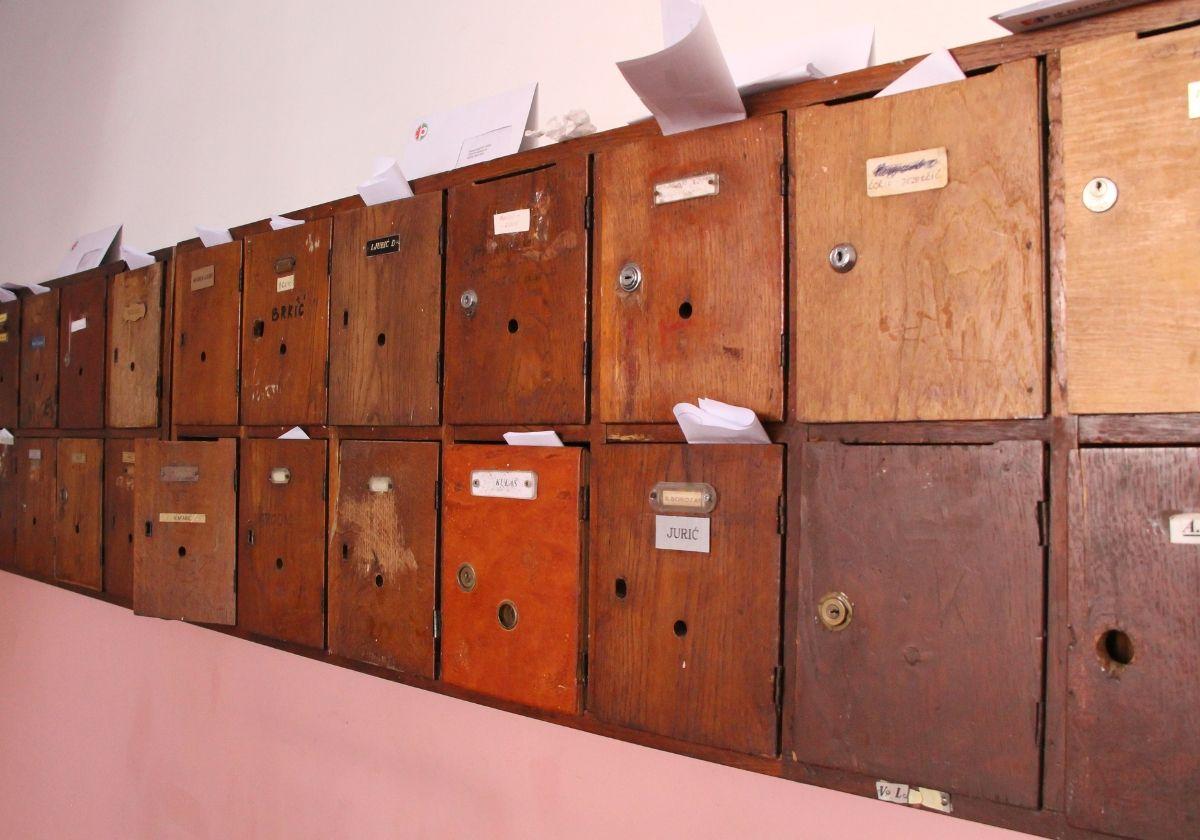 Folios blancos en los buzones: el nuevo fenómeno que preocupa a las comunidades de vecinos