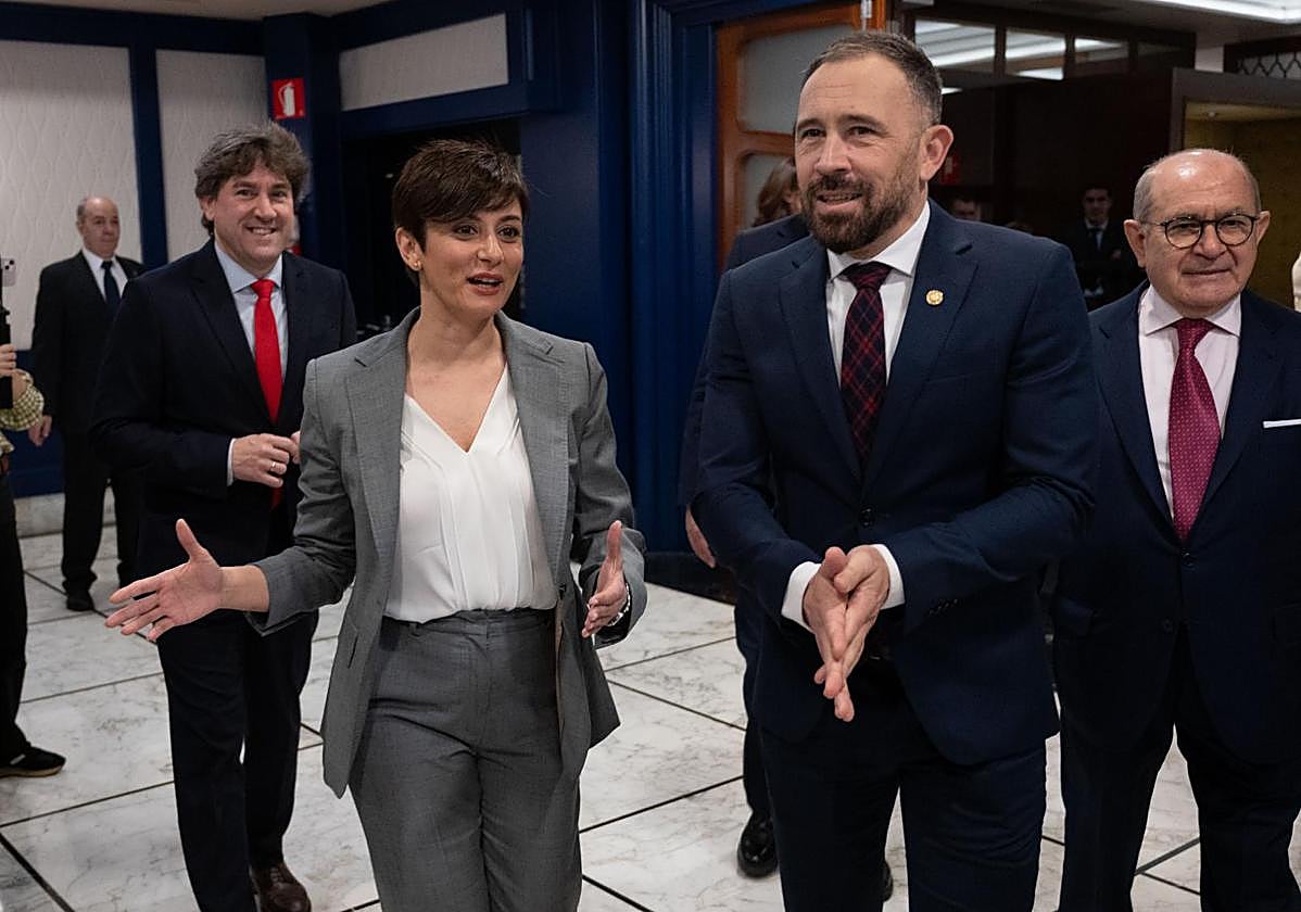 La ministra de Vivienda y Agenda Urbana, Isabel Rodríguez, junto al consejero de Vivienda y Agenda Urbana del Gobierno Vasco, Denis Itxaso