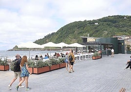 Terraza del Zmare, en el paseo de Zurriola.