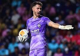 Andoni Zubiaurre grita durante el duelo de Champions entre el Johor y Buriram este martes.