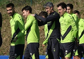 Imanol saluda a Zubimendi durante el entrenamiento de este miércoles en Zubieta