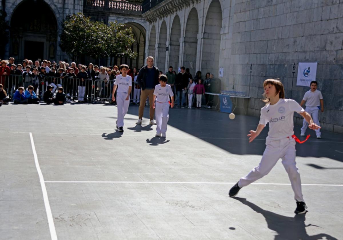 Pilota Eguneko aurreko edizio bateko partida, Kalegoen plazan.