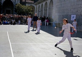 Pilota Eguneko aurreko edizio bateko partida, Kalegoen plazan.
