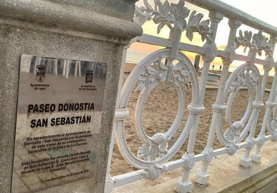 Una placa con la inscripción 'Paseo Donostia-San Sebastián' en uno de los pilares que separan los 100 metros de la barandilla.