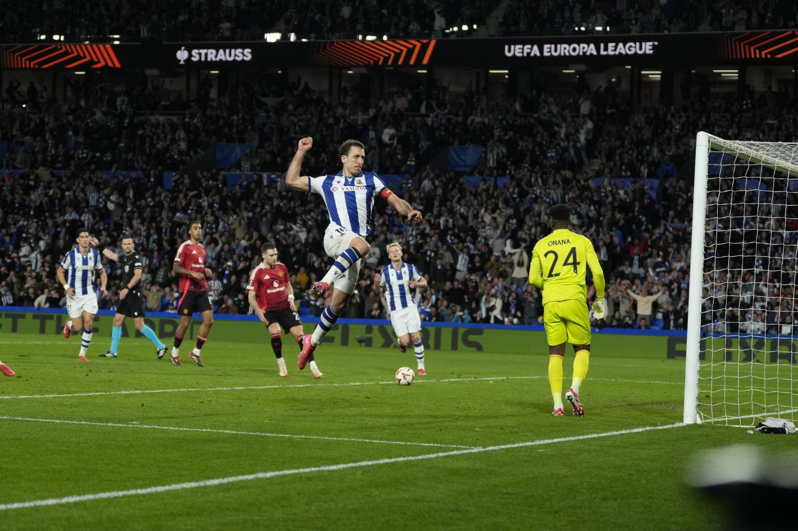 Oyarzabal celebra su gol de penalti al United