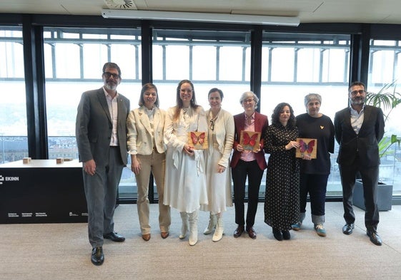 El alcalde Eneko Goia, la concejala de Empleo e Igualdad Ane Oyarbide y el director de Fomento Iñigo Olaizola junto a las mujeres premiadas este jueves en el edificio Ekinn.