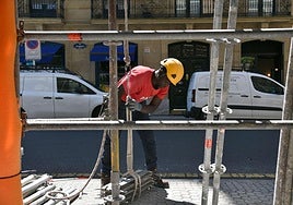 Un trabajador de origen africano, en la fachada de una obra de Donostia.