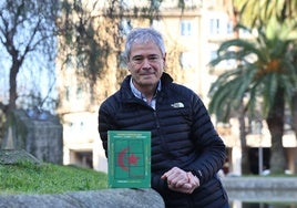 Juan Soroeta muestra la caja con los tres CD de 'Cantando a través del muro. Canciones para la libertad del pueblo saharaui'